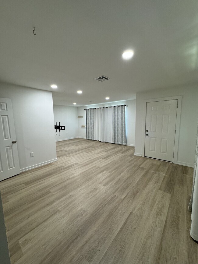 Building Photo - "Charming 1-Bedroom Haven with 1.5 Baths on Hines Avenue, Waco"