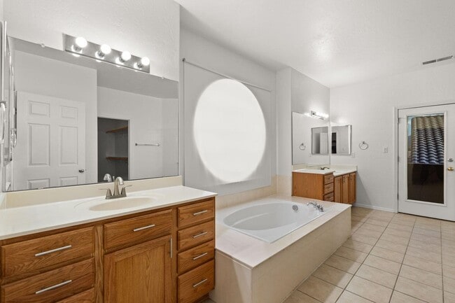 Building Photo - large happy 4+br home