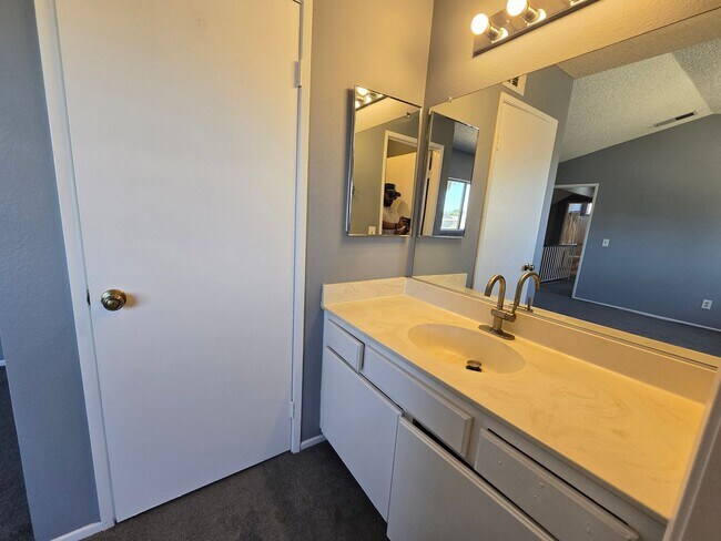 Building Photo - 39418 Southcliff Way