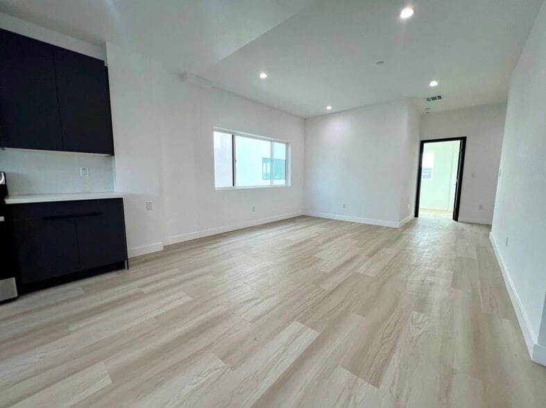 Building Photo - 4900 Lennox Blvd