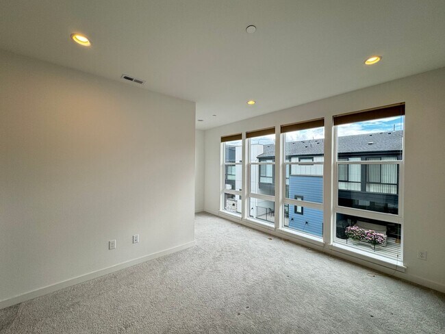 Building Photo - Luxury townhouse for rent