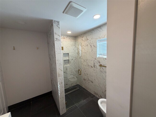 Building Photo - 2218 Round Lake Dr