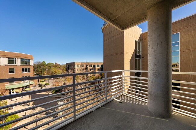 Building Photo - Light filled 1 bed/ 1 bath condo with balcony minutes to downtown Chapel Hill