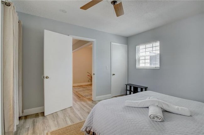 Building Photo - 2708 NE 14th Street Causeway