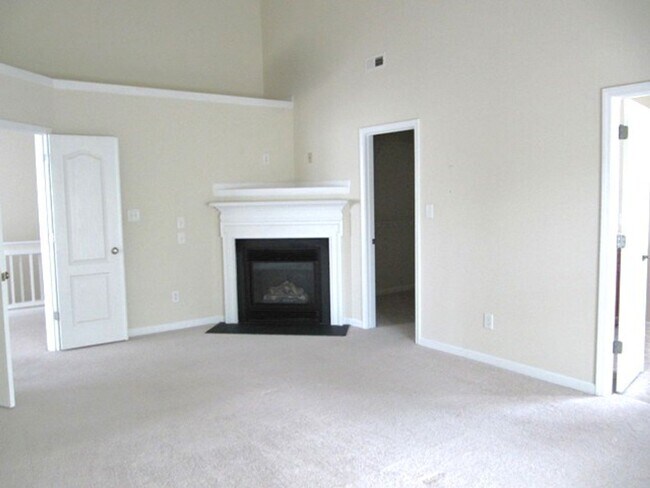 Building Photo - One Month Free Rent ! Discover your new ha...