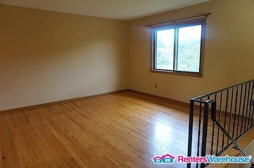 Building Photo - Available 12/1 - wonderful 2 bed, 2 bath t...