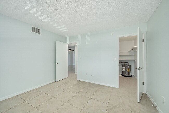 Building Photo - 1/1 Oceanfront condo with resort-like amenities!