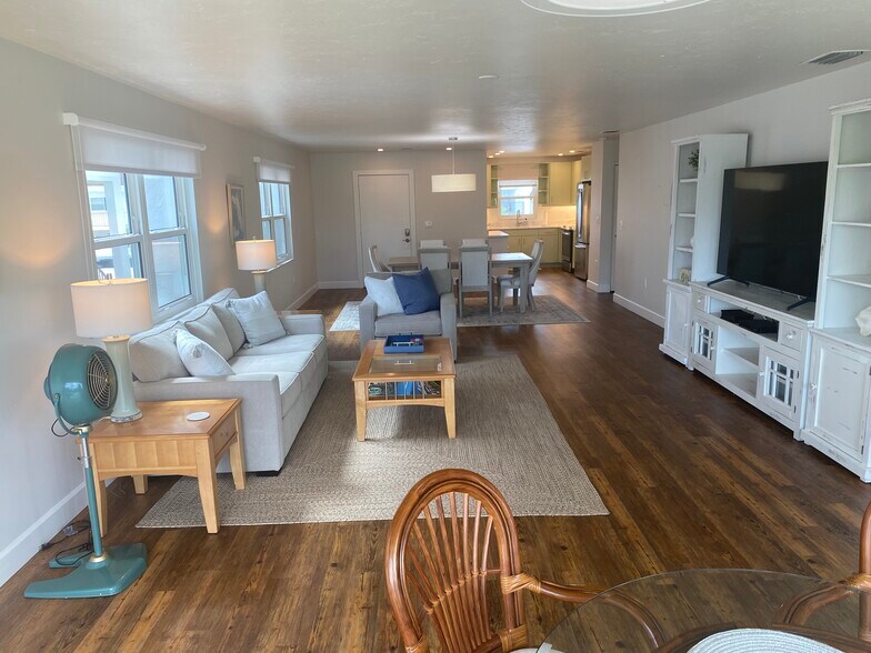 Building Photo - 4863 Independence Dr