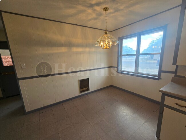 Building Photo - 212 N Globe Ave