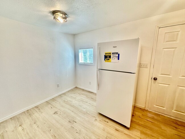 Building Photo - Newly Remodeled!