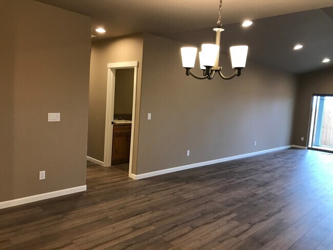 Building Photo - Single Level Home 3 Bedroom / 2 Bathroom in NW Redmond Oregon