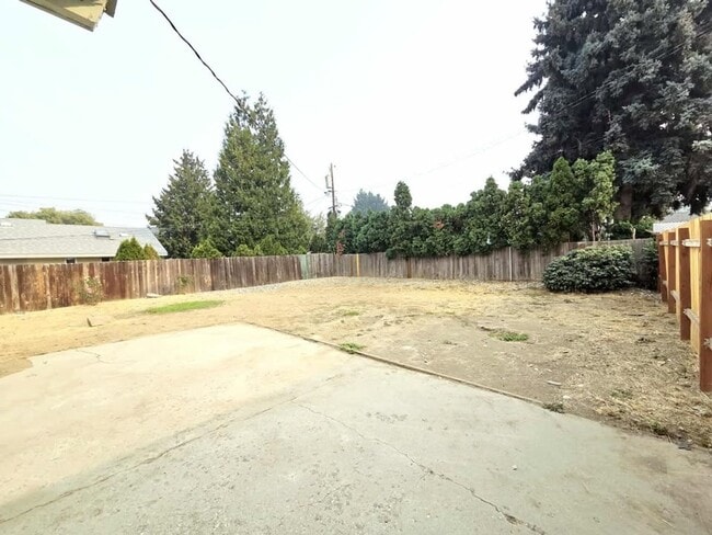 Building Photo - Two Bedrooms & One Bathroom Home $100.00 o...