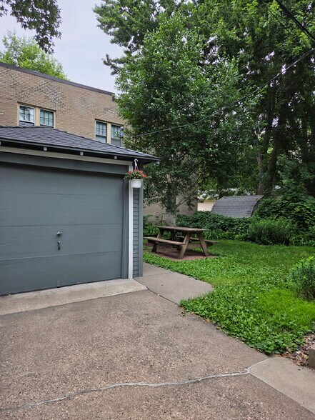 Garage and picnic table - 505 8th Ave SE