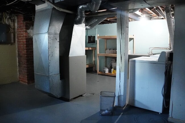 Building Photo - AVAILABLE JUNE - 3 BED 1 BATH