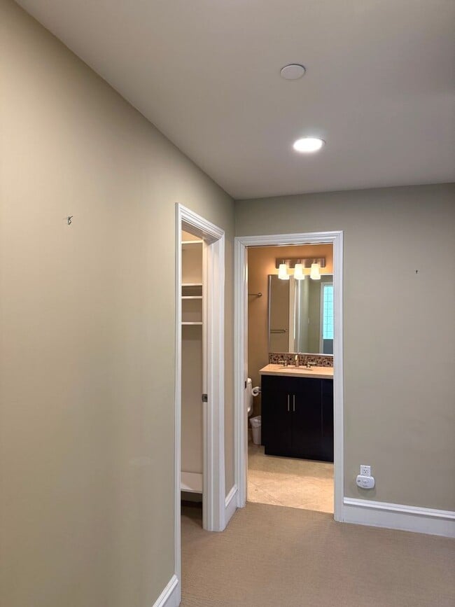 Building Photo - HUGE MODERN BRIGHT Potrero Hill Top Floor ...