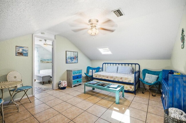 Building Photo - 305 N 6th St