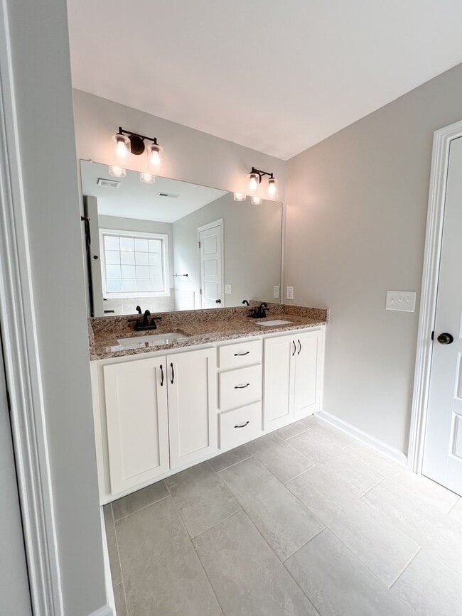 Building Photo - Must See-Stunning 5-Bedroom Home in 37043!!