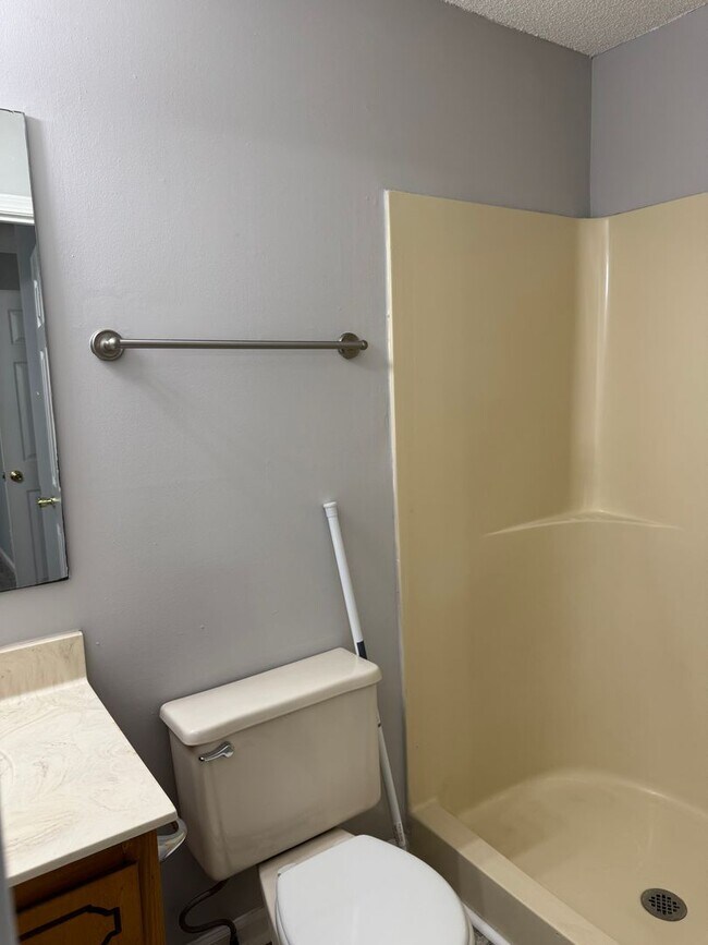 Building Photo - Just Painted and New Flooring Throughout! Great Rental with 3 bed/ 2 bath.