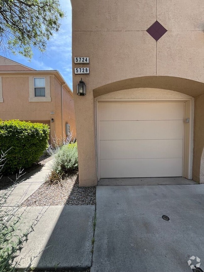 Building Photo - Modern 2 Bedroom 2 Bathroom NW Home In A G...