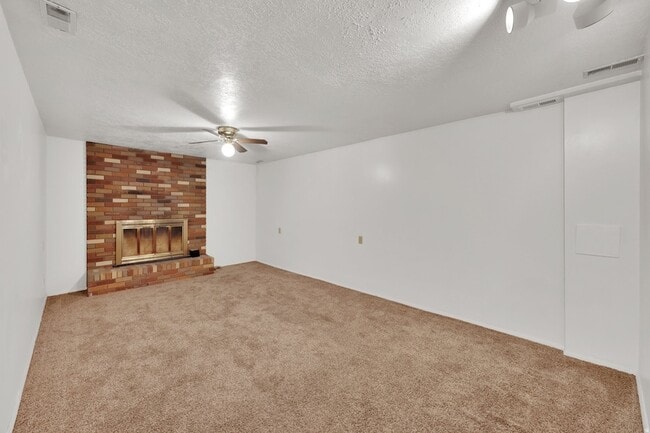 Building Photo - 9325 Quail Hollow Cir