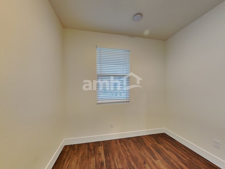 Building Photo - 749 S Rocker Ave