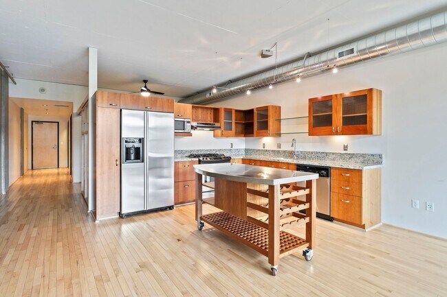 Building Photo - Elizabeth Lofts - 7th floor west facing Pearl District studio w/parking/concierge/most utilities