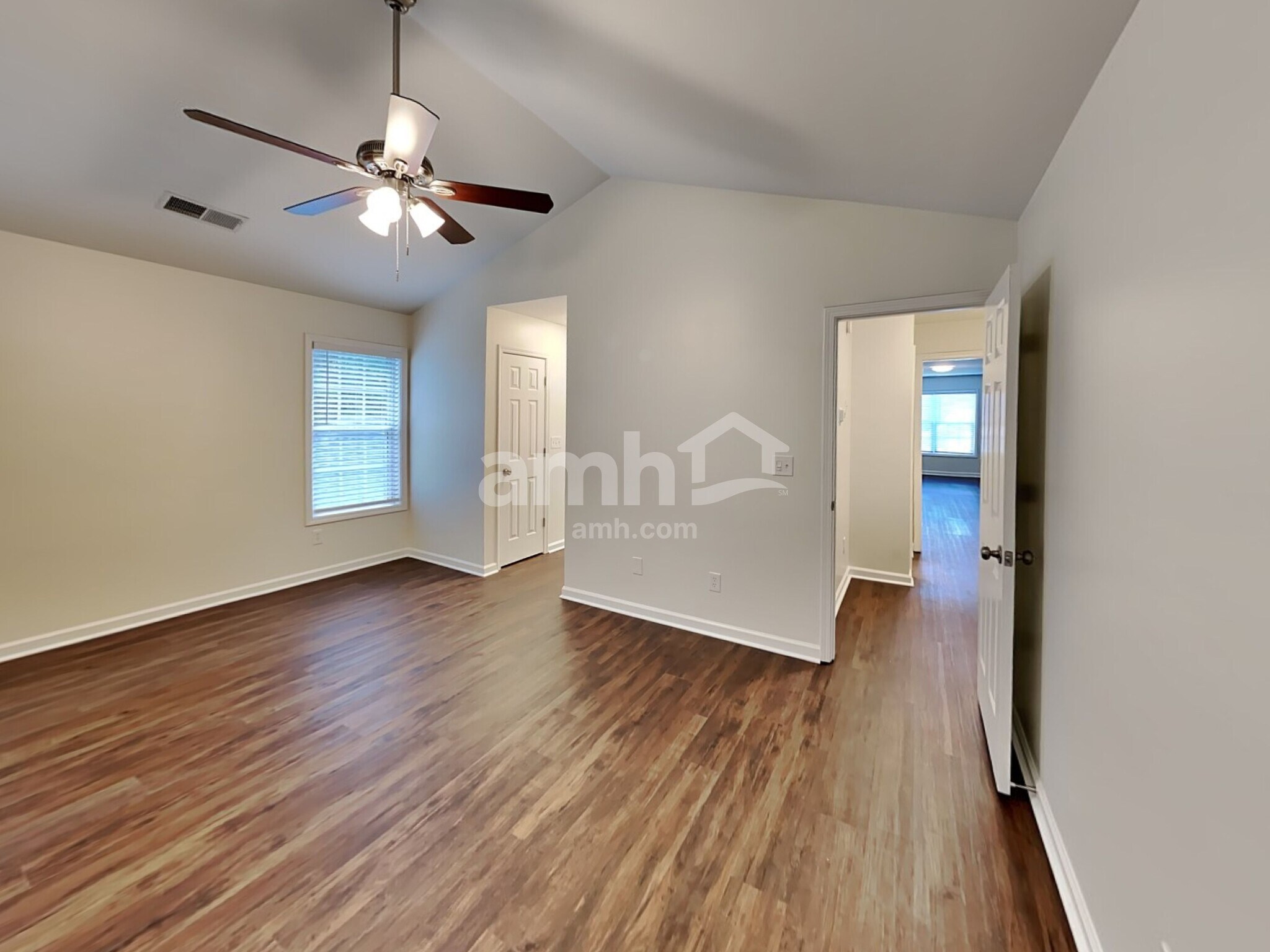 Building Photo - 952 Waldwick Dr