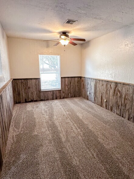 Building Photo - 106 Oak St