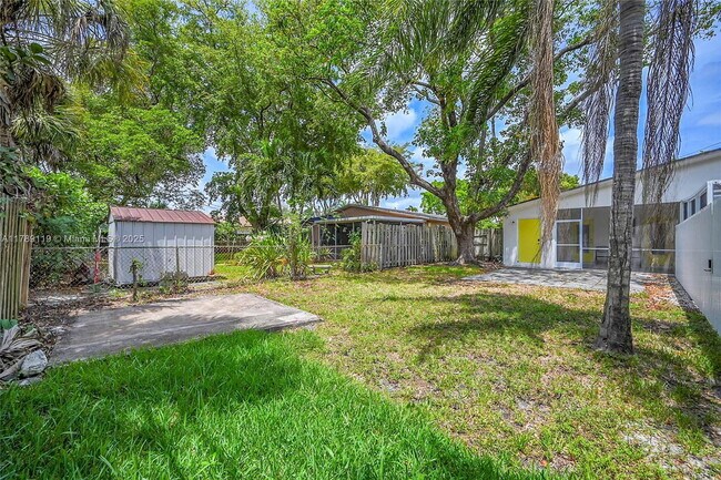 Building Photo - 810 SW 12th Ct