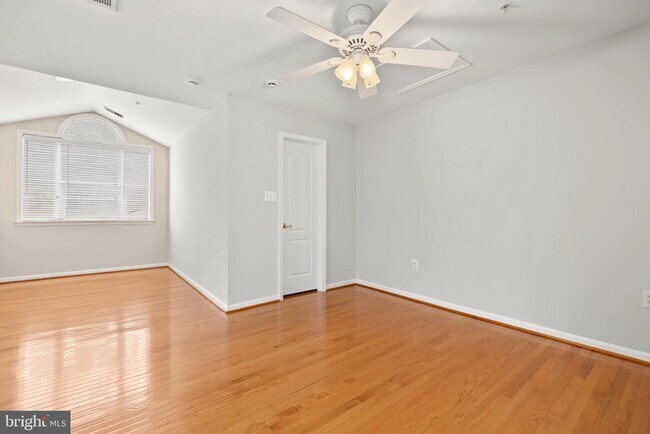 Building Photo - 5256 Bessley Pl