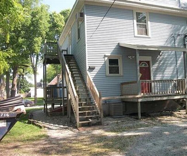 Building Photo - 907 N State St