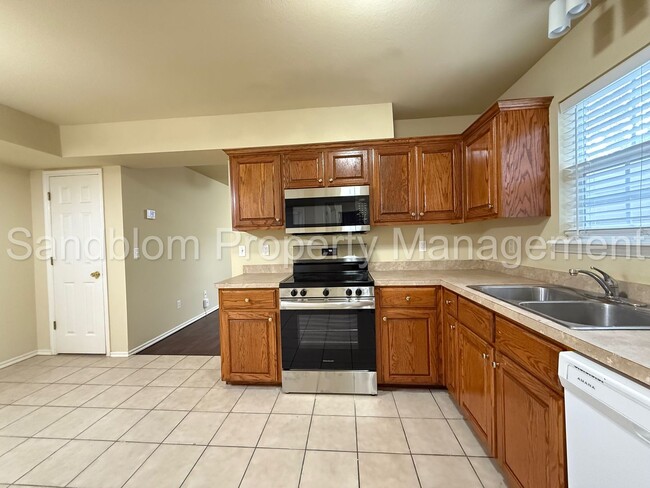 Building Photo - For Lease | Sand Springs | $1125 Rent | Av...