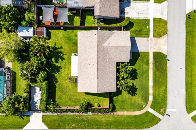 Building Photo - 1100 Basswood Pl