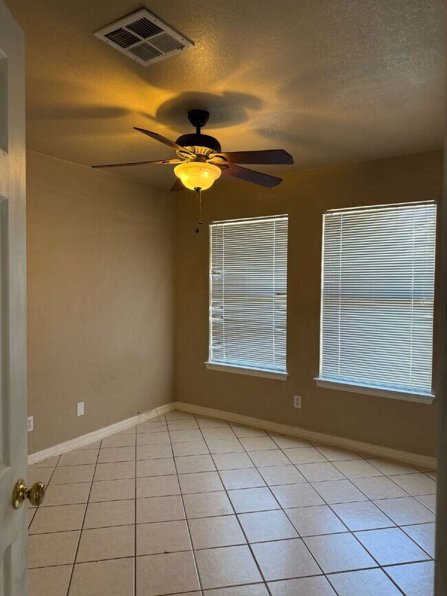 Building Photo - "Charming 3-Bed, 2-Bath Oasis in El Paso -...