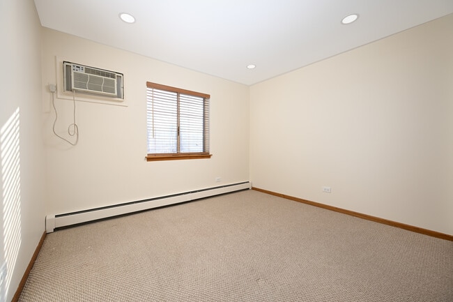 Building Photo - 809 S Dwyer Ave