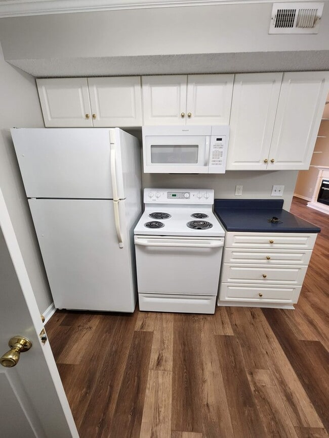 Building Photo - Oakdale Terrance Condo Water Front!!!