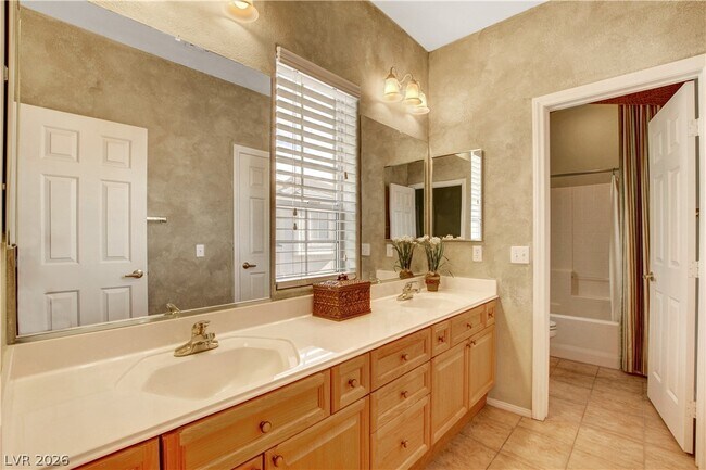 Building Photo - 251 Queens Ct