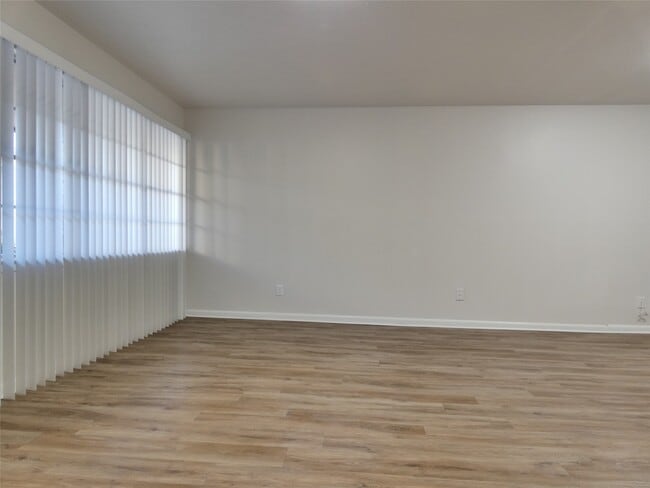 Building Photo - 610 Golfview Dr