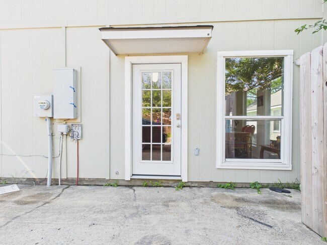 Building Photo - 513 Camp Ct