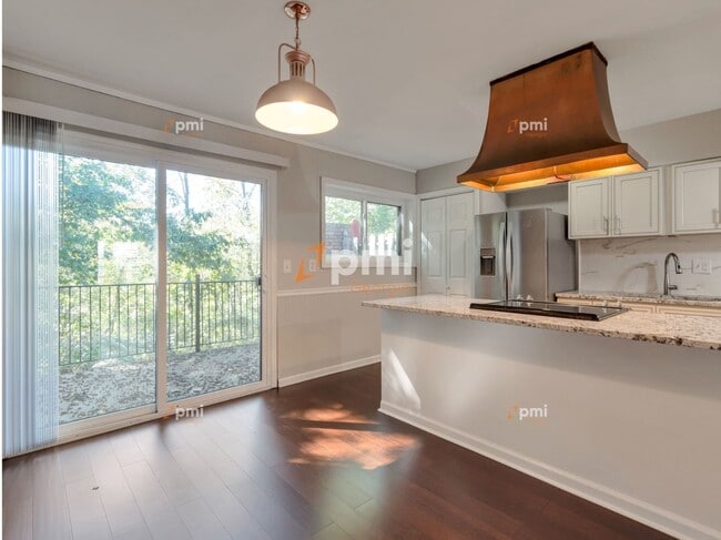 Building Photo - 3083 Colonial Way