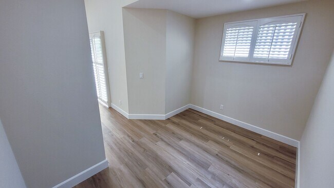 Building Photo - Beautifully Remodeled 3 Bed 3 Bath Townhou...