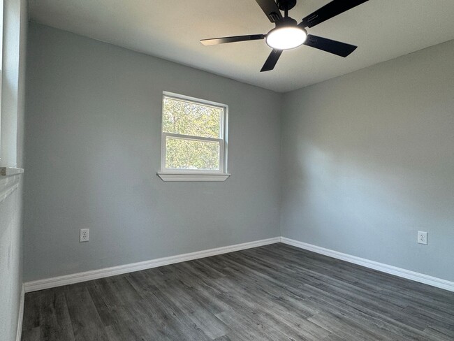 Building Photo - GORGEOUS 3BR/1BA Block Home! NO APPLICATIO...