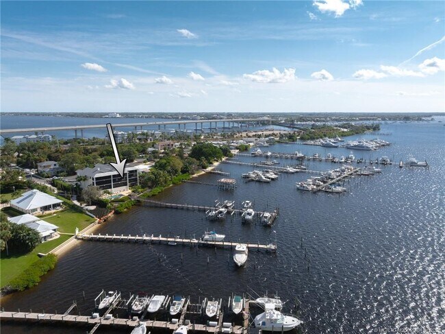 Building Photo - 415 NW North River Dr