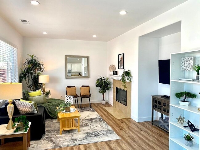 Building Photo - Classy Single Family Home Conviently located - Easy drive to Pendelton or Miramar - Nice family n...