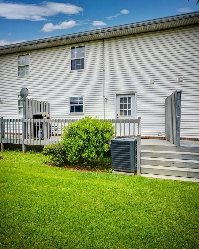 Building Photo - 2 br/ 1.5 bath condo Johnson City