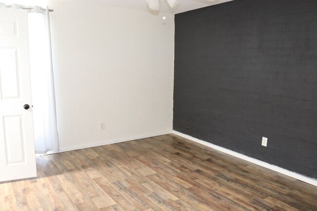 Building Photo - 5 Bedroom, 2 Bathroom