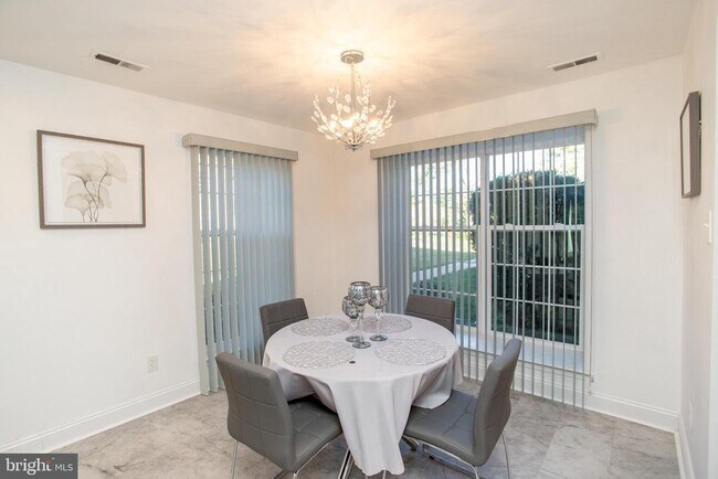 Building Photo - 33 Dogwood Ln