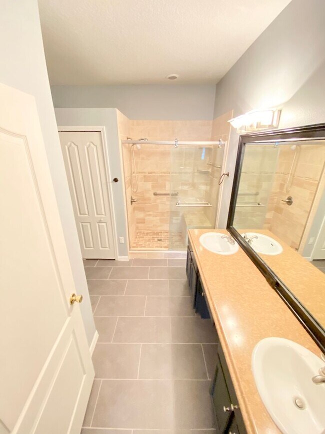 Building Photo - Beautiful Lake View Home in Waterside Estate!