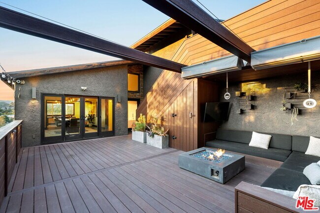 Building Photo - 28207 Laura La Plante Dr
