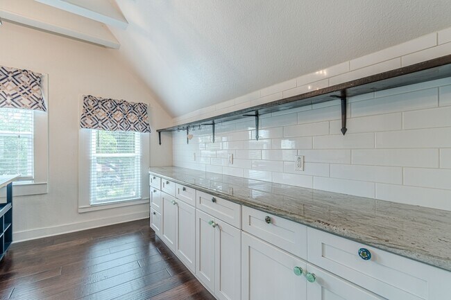 Building Photo - 311 W Mistletoe Ave
